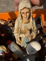 Krat met heilige beelden, mariabeelden en heilige kruizen, Ophalen