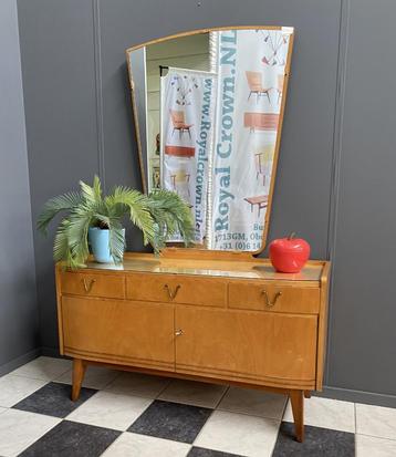 60 jaren kap tafel 3 laden 2 deuren en grote zware spiegel beschikbaar voor biedingen