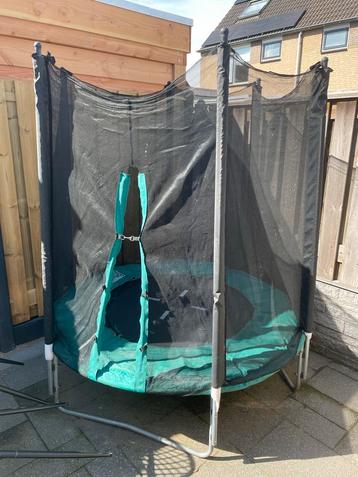 Gebruikte trampoline met veiligheidsnet beschikbaar voor biedingen