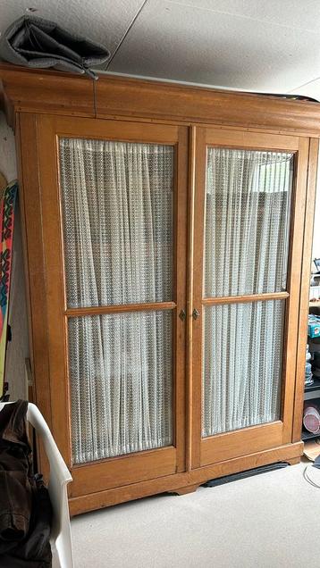 Antieke linnenkast met geslepen glas beschikbaar voor biedingen