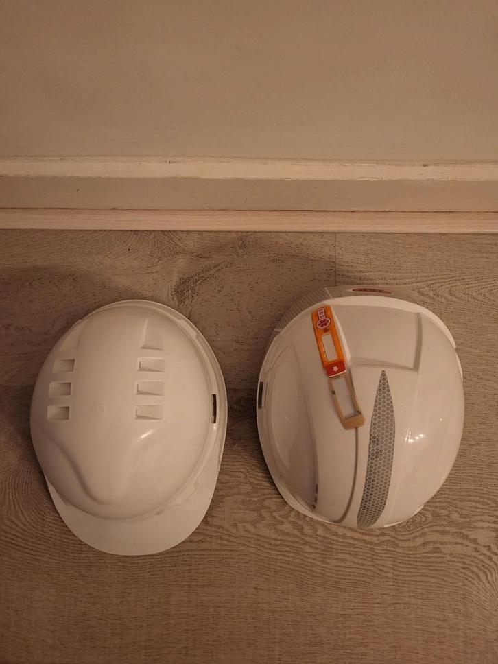 Twee Bouwhelmen, Doe-het-zelf en Verbouw, Veiligheidshelmen, Gebruikt, Met vizier, Ophalen of Verzenden