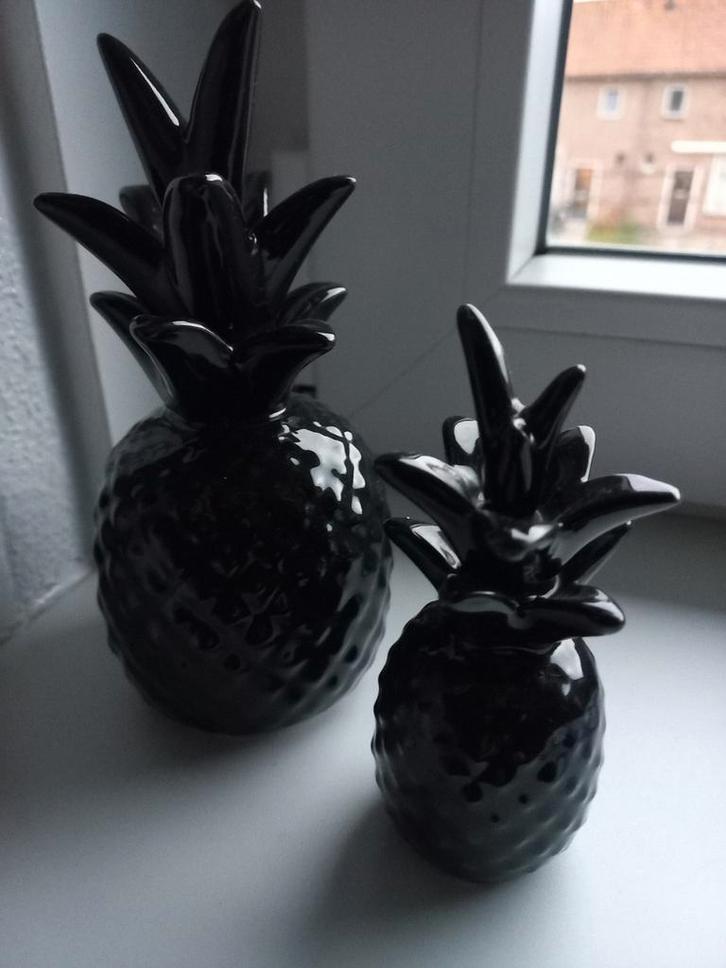 2 Zwarte Decoratie Ananassen - ZGAN, Huis en Inrichting, Woonaccessoires | Kandelaars en Kaarsen, Zo goed als nieuw, 25 tot 50 cm