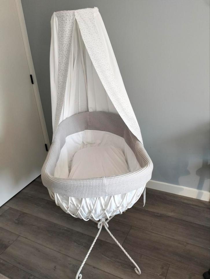 Mooi wiegje inclusief matras en bekleding, Kinderen en Baby's, Babywiegjes en Ledikanten, Zo goed als nieuw, Wieg, Ophalen of Verzenden