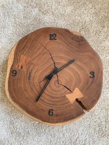 Massieve Houten Wandklok beschikbaar voor biedingen