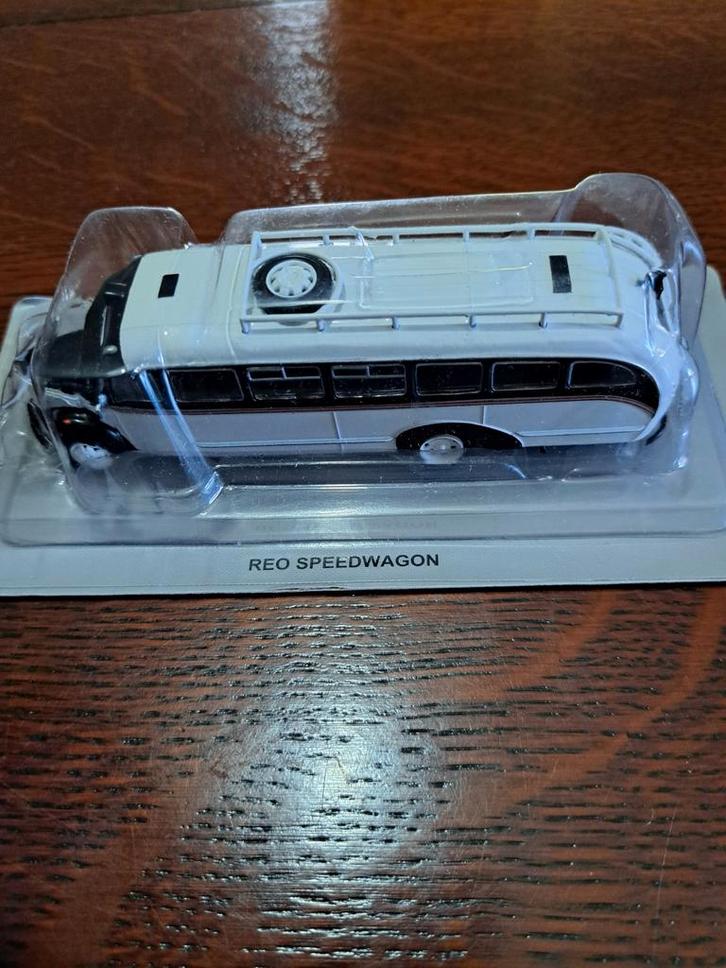 Modelbussen: REO Speedwagon & Van Hool 306, Hobby en Vrije tijd, Modelbouw | Auto's en Voertuigen, Nieuw, Auto, 1:50 of kleiner