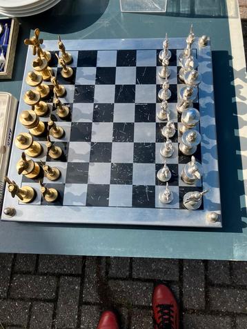 Schaakspel metalen pionnen lopers paarden toren beschikbaar voor biedingen
