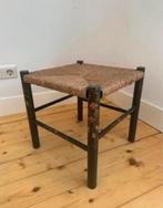 Houten krukje met rieten zitting en beschilderingen bloemen, Huis en Inrichting, Krukjes, Ophalen of Verzenden, Zo goed als nieuw