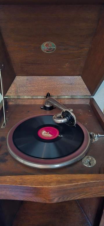 Grammofoon met meubel uit 1920 beschikbaar voor biedingen