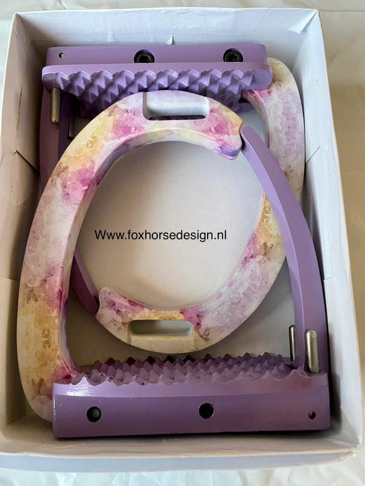 Nieuw! Veiligheid stijgbeugels paint lila, Dieren en Toebehoren, Paarden en Pony's | Hoofdstellen en Tuigage, Nieuw, Overige soorten