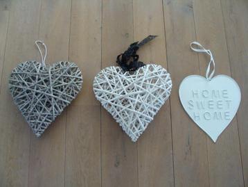 3 mooie grote harten, 35x33 cm en de witte 32x29 cm beschikbaar voor biedingen