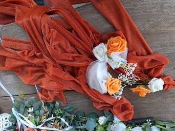 Stoeldecoratie: Oranje Organza & Bloemstukken beschikbaar voor biedingen
