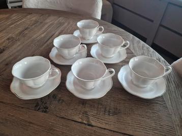 kop en schotel wit creme goud parelmoer  beschikbaar voor biedingen