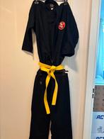 Zgan Zwarte JOYA kempo / Shaolin pak met gele band. Maat 4, Ophalen of Verzenden, Zo goed als nieuw, Zwart