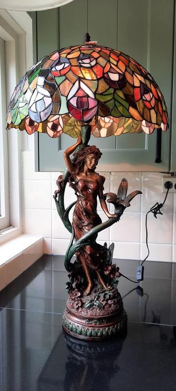 Super mooie tiffany lamp met beeld.Nieuw.