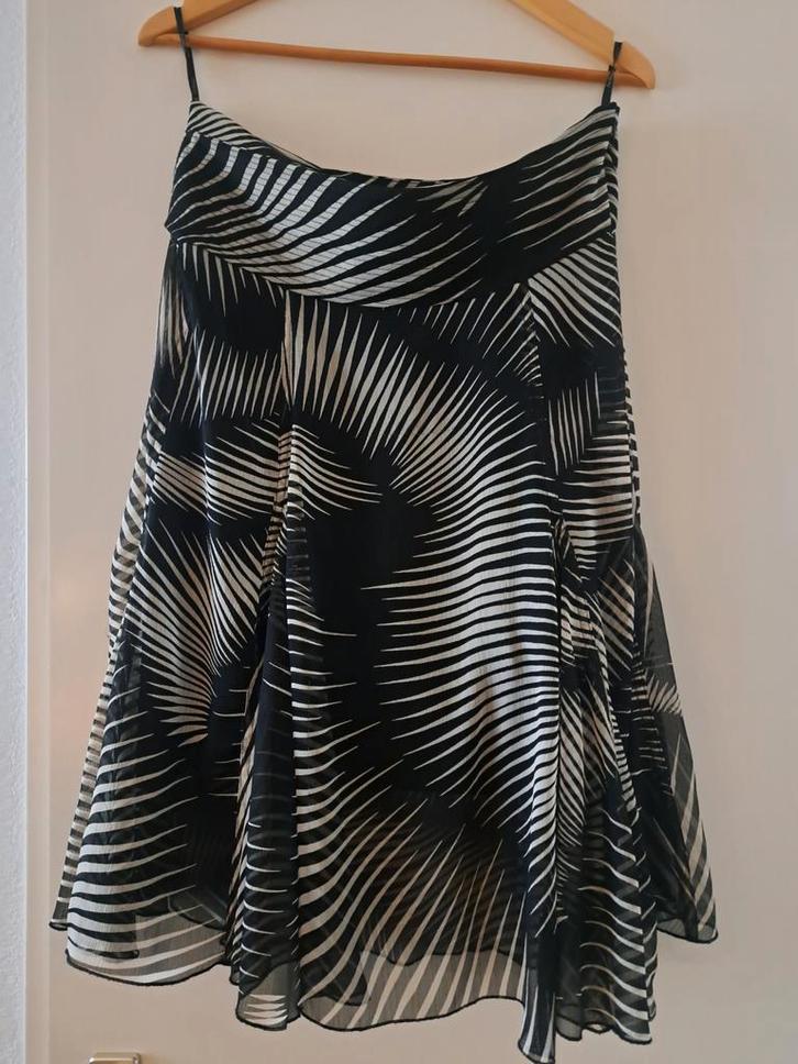 Zwarte rok met print - Maat M, Kleding | Dames, Rokken, Zo goed als nieuw, Maat 38/40 (M), Zwart, Onder de knie, Ophalen of Verzenden