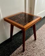 Vintage tegeltafel, Huis en Inrichting, Tafels | Bijzettafels, Minder dan 45 cm, Minder dan 55 cm, Gebruikt, Vierkant