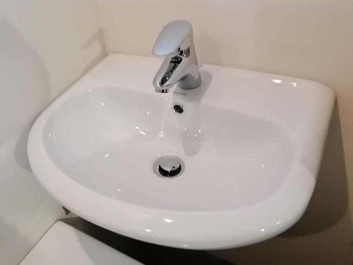 WASTAFEL 50x40 cm met wastafelkraan en plug - showroommodel, Huis en Inrichting, Woonaccessoires | Overige, Zo goed als nieuw