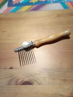 Honden kam met Houten Handvat, Ophalen