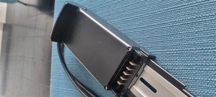 Orginele nieuwe accu houder/slee voor QM V20[Pro]/S20 Pro, Fietsen en Brommers, Fietsaccessoires | Overige Fietsaccessoires, Nieuw