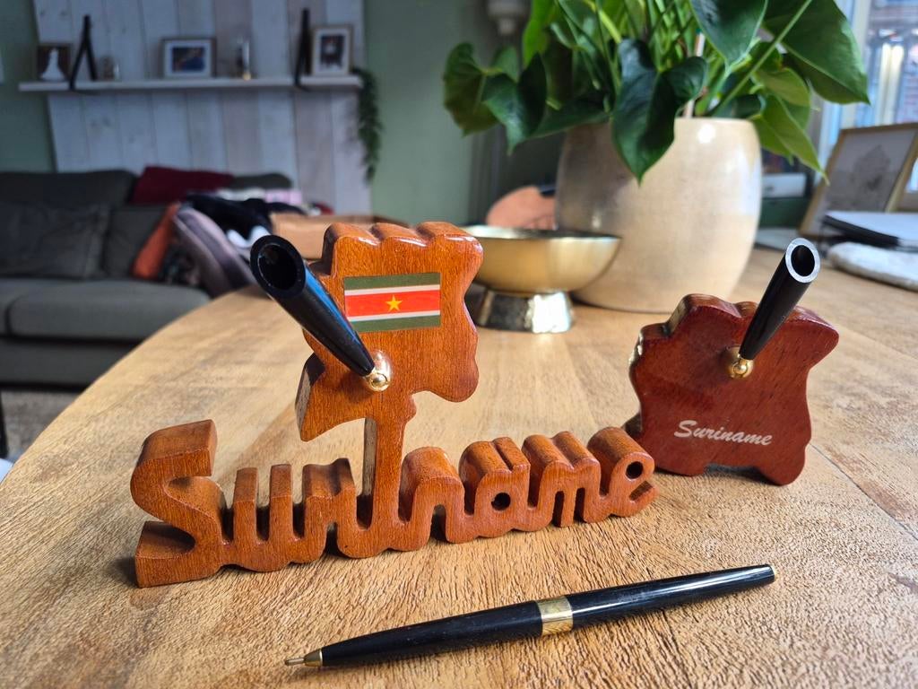 Suriname pennenhouder met pen in doos, Diversen, Ophalen of Verzenden