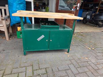 Werkbank met kast beschikbaar voor biedingen