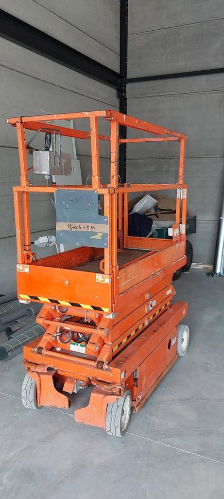 hoogwerker te huur 8mtr werkhoogte, Zakelijke goederen, Machines en Bouw | Liften, Steigers en Ladders, Ophalen
