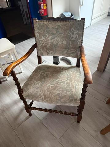 Antieke gemakstoel beschikbaar voor biedingen