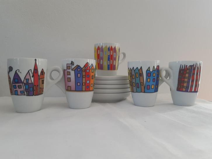 YONG: 5 Kopjes met schotels gekleurd Grachtenpand Design, Huis en Inrichting, Keuken | Servies, Zo goed als nieuw, Kop(pen) en/of Schotel(s)