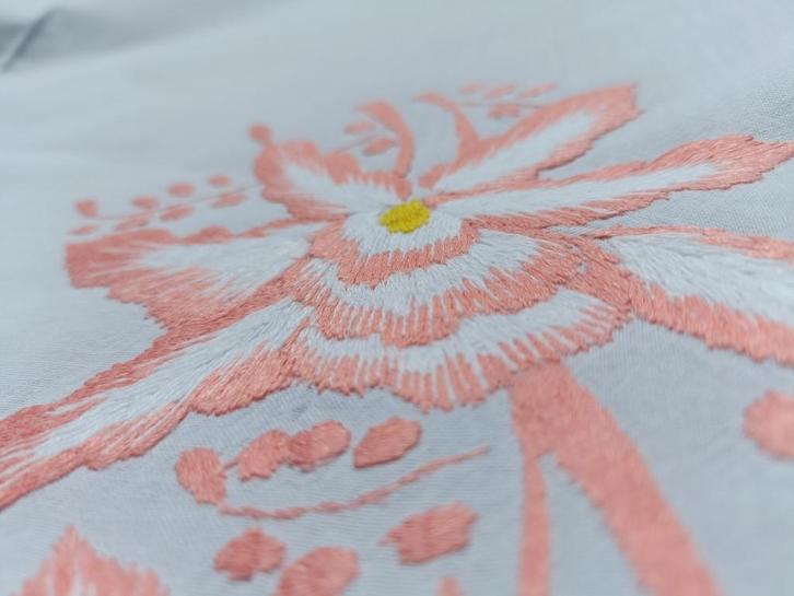 Tafelkleed met roze geborduurde bloem met 12 servetten (TT7), Huis en Inrichting, Tafelkleden, Gebruikt, Rechthoek, Ophalen of Verzenden