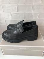 Zwarte instappers, Tamaris, Ophalen of Verzenden, Zo goed als nieuw, Instappers