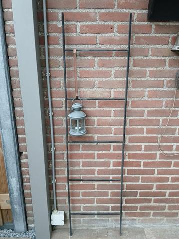 Metalen ladder / trap - decoratief beschikbaar voor biedingen