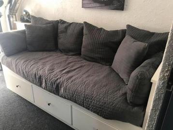 1 persoons sprei 4 gr kussens+hoezen 2 kl kussens+hoezen
