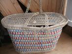 mand tas riet rotan met hengsels en deksel brocante vintage, Huis en Inrichting, Woonaccessoires | Schalen en Manden, Verzenden
