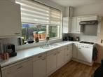 Keuken met dubbele spoelbak, fornuis, vaatwasser, afzuigkap, Ophalen, Gebruikt, Wit, Hoekkeuken