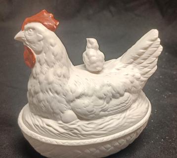 Vintage Biscuit Dekschal Kip met Kuikentje beschikbaar voor biedingen