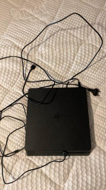 Playstation 4 plus oplader en hdmi kabel beschikbaar voor biedingen