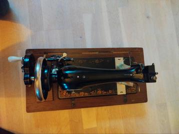 Antieke Naaimachine beschikbaar voor biedingen