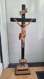 Antieke kruisbeeld met polychroom beschildere Corpus, Antiek en Kunst, Antiek | Religie, Ophalen of Verzenden