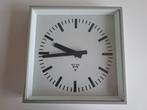 Pragotron C301 Industrie of Stationsklok vierkant (34 cm), Antiek en Kunst, Antiek | Klokken, Ophalen of Verzenden