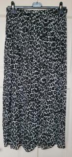 Mooie plissé rok in maat M / L. Mooie print, gevoerd., Maat 38/40 (M), Zwart, Ophalen of Verzenden, Zo goed als nieuw