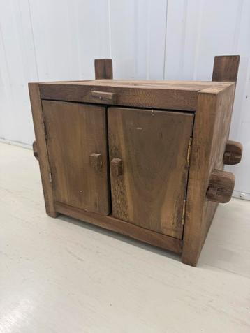 Houten hangkastje. Sleutelkastje. Kruidenkastje beschikbaar voor biedingen