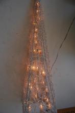 Een VERLICHTE PIRAMIDE  wit CA 60 CM  nieuw  voor binnen, Ophalen of Verzenden, Nieuw, Kunststof, 50 tot 75 cm