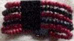 Rood-zwarte houten armband met kraaltjes met elastiek, Ophalen of Verzenden, Zo goed als nieuw, Elastiek, Met bedels of kralen