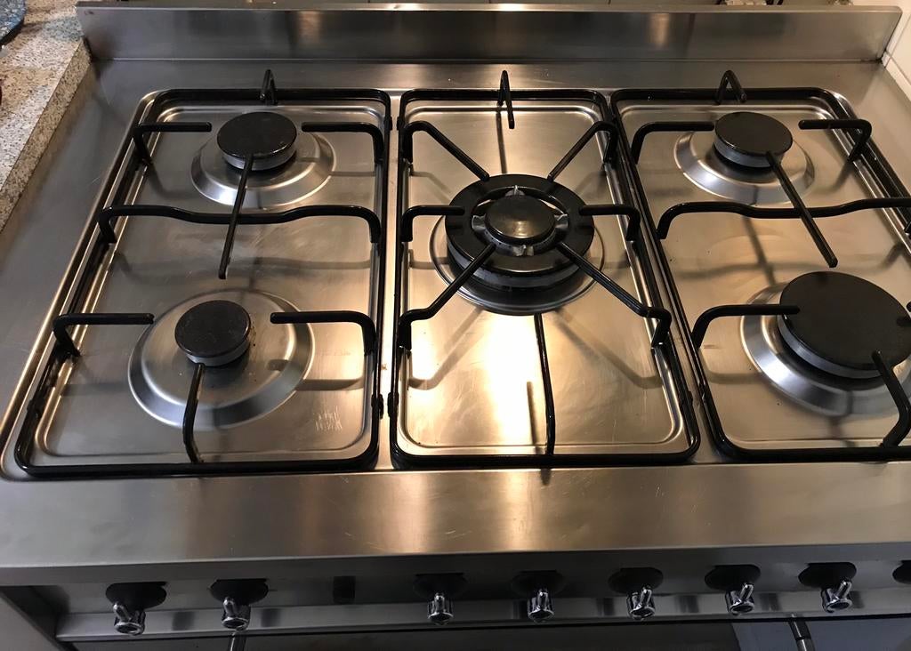 Indesit gasfornuis kp9507XE/0, Witgoed en Apparatuur, Fornuizen, Gebruikt, Vrijstaand, Gas, 4 kookzones, 85 tot 90 cm, 60 cm of meer