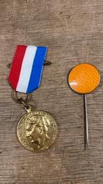 Wilhelmina medaille en oranje dasspeld, Ophalen of Verzenden