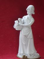 Capo di monte, Figurine Meisje met hondjes in korf, Ophalen of Verzenden, Gebruikt, Mens