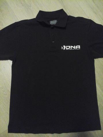 DNA Tracks polo beschikbaar voor biedingen