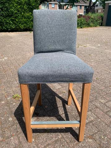 Barkruk met grijze stif   beschikbaar voor biedingen