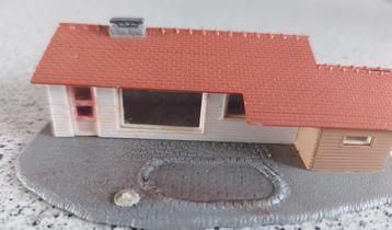 Modelspoorbaan Bungalow met vijver en garage beschikbaar voor biedingen