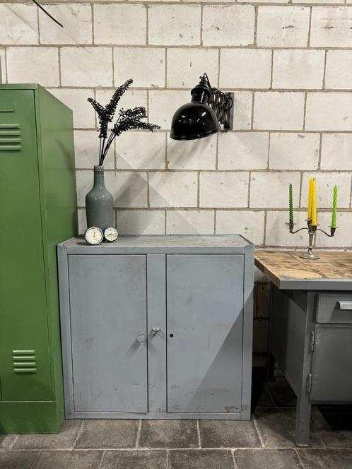 Industriële grijze kast, Antiek en Kunst, Curiosa en Brocante, Ophalen